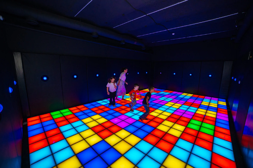 Laatste bedrijf oplossingen over Hoe interactieve LED-vloertegels merk-evenementen verbeteren: Van 100-stuk MOQ tot wereldwijde levering