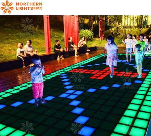 Het laatste nieuws van het bedrijf over LED Dance Floor Tile Jumping Grid Interactief spel Super Grid