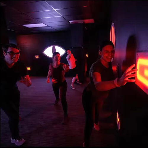 Het laatste nieuws van het bedrijf over Muur Interactieve Verberg Druk op de knop Tellen getal Led licht Activeren spel Evil Eyes