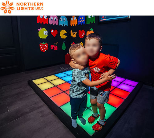 Het laatste nieuws van het bedrijf over Super Grid Game Pixel 30x30cm Interactief licht Vloer Lava Actief spel Led vloer