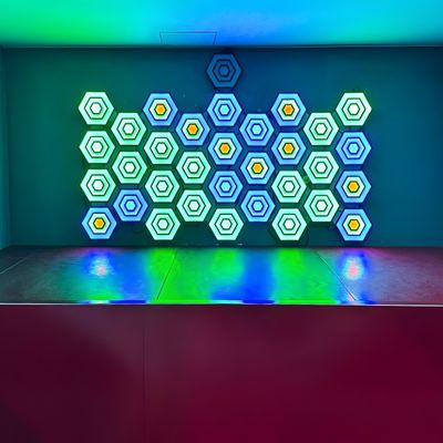Goede prijs Nieuwe Active Game Room LED Sensor Geïnduceerd Interactief Licht Hexagon Activate Games Arena online