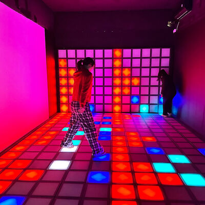 Goede prijs 30x30cm RGB kleur interactieve LED vloer met 1000+ niveaus voor game rooms en dansvloeren online