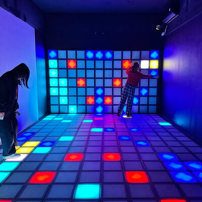 Goede prijs 2026 Nieuwe 30x30cm RGB interactieve LED-vloer met multiplayer-spronguitdaging voor commercieel gebruik online
