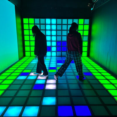 Goede prijs Interactieve LED-vloer met 30x30cm tegelgrootte RGB-kleur en 1000+ spelniveaus voor spelkamers online