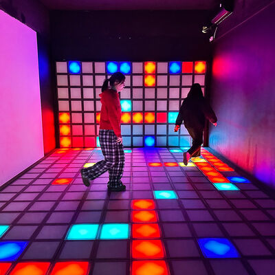 Goede prijs 30x30cm RGB Interactieve LED-vloertijlen met multiplayer-spelmodus voor binnensporten en pretparken online