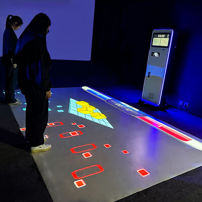 Goede prijs 5000 lumens mobiele interactieve vloerprojector met meer dan 40 games en plug-and-play-implementatie online