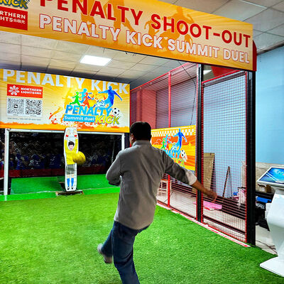 Goede prijs 1-4 Speler Interactieve Football Game Machine met hoogwaardig ijzeren frame en HD-scherm voor penalty shootout plezier online