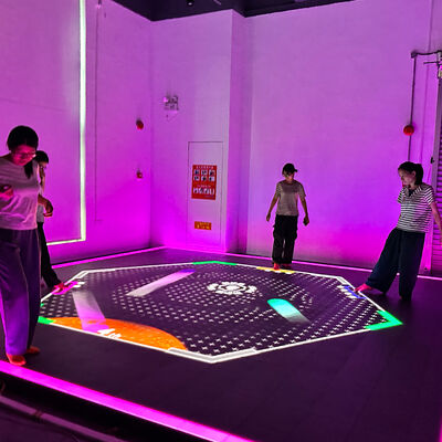 Goede prijs Aurora Motion Interactive LED Floor Game met 21 inch Touch Console en 86 inch groot scherm met 6 selecteerbare games online