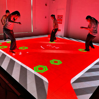 Goede prijs Aurora Motion Interactive LED Floor Game met 75-inch display en 6 selecteerbare games voor Multiplayer Team Battle online