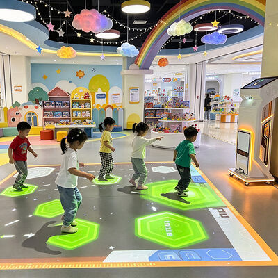Goede prijs 4100 Lumen Mobiele Interactieve Vloerprojector met Educatieve Puzzelspellen en Zwenkwielen voor Binnen Commerciële Attractieparken online