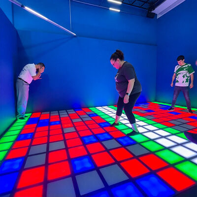 Goede prijs Interactieve LED Vloer met 280+ Spelniveaus en RGB Kleur voor Modulaire 100-900 Tegels LED Vloer Spelinstallaties online